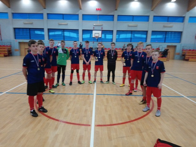 W rozgrywkach kategorii U-14 udział biorą udział zawodnicy GKS Zryw Książki między 12. a 14. rokiem życia