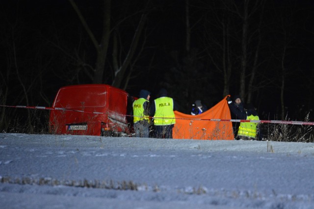 W miejscowości Malankowo (pow. chełmiński) z nieznanych przyczyn szynobus relacji Grudziądz - Toruń uderzył na niestrzeżonym przejeździe kolejowym w samochód dostawczy marki VW T4, którym podróżował tylko kierowca. Niestety, mężczyzna zginął na miejscu.- O godzinie 15.10 dyżurny policji w Chełmnie otrzymał zgłoszenie o tym, że w miejscowości Malankowo doszło do tragicznego wypadku drogowego. Policjanci będący na miejscu wstępnie ustalili, że kierujący busem Volkswagen Transporter T4 nie dostosował prędkości ani do znaku stop, wpadł poślizg i uderzył w przód pociągu relacji Grudziądz – Toruń. Kierowca busa zmarł na miejscu. Policjanci z chełmińskiej komendy prowadzą w tej sprawie postępowanie, mające wyjaśnić dokładne okoliczności i przyczyny tego tragicznego wypadku – poinformowała nas mł. asp. Anita Zielińska z KPP Chełmno.W akcji ratowniczej, rozpoczętej po godz. 15.00, brało udział sześć zastępów straży. Na miejsce został wezwany lekarz ratownictwa medycznego, który stwierdził zgon kierowcy samochodu dostawczego. Szynobusem podróżowało blisko 30 osób. Nikt z pasażerów nie został poszkodowany.Wideo:  Info z Polski - przegląd najciekawszych informacji z kraju (18.01.2018)