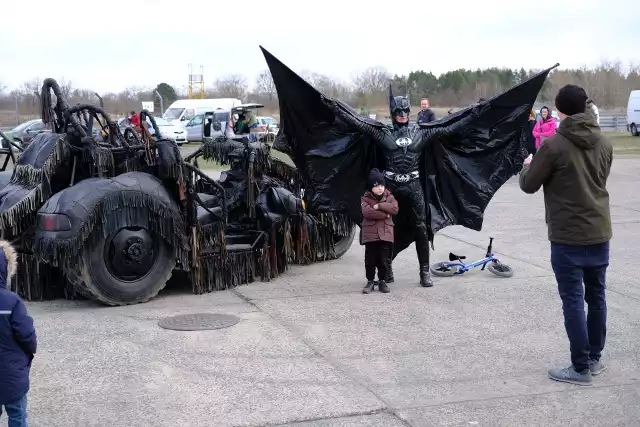 Powrócił! Znów jest głośno o polskim Batmanie, którego ponad 20 lat temu można być spotkać w okolicach Torunia i Czerniewic. Zresztą nie tylko tam. Pan Stanisław, który z zamiłowanie jest konstruktorem, w zbudowanym przez siebie batmobilu przemierzył całą Polskę wzdłuż i wszerz. Teraz szykuje nową niespodziankę! SZCZEGÓŁY NA KOLEJNYCH STRONACH >>>>