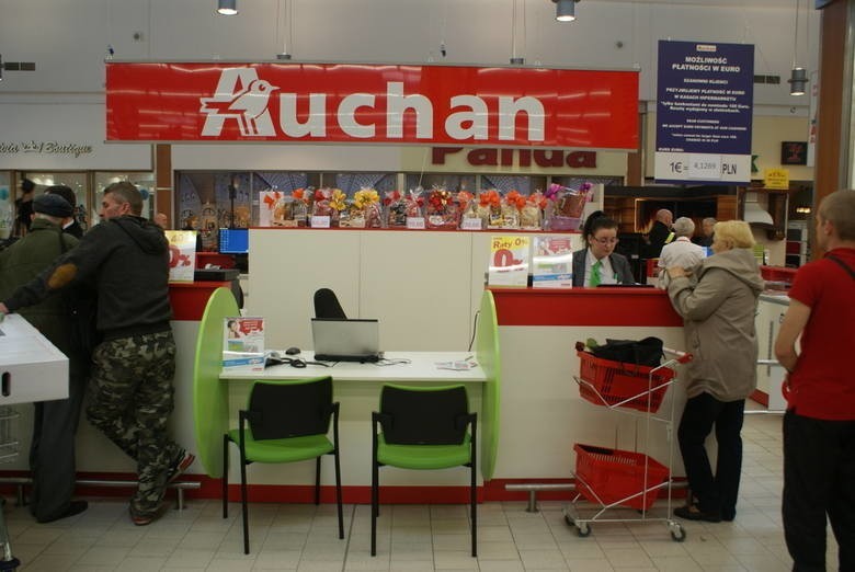 AUCHAN sprzedaje "nerki" ze swastyką. Sieć sklepów nie wychwyciła nazistowskiego orła ze swastyką [3 kwietnia 2019 r.]