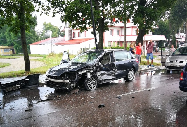 Kierujący stracił panowanie nad autem i zderzył z nadjeżdżającym z naprzeciwka pojazdem. Następnie jego samochód uderzył w latarnię.