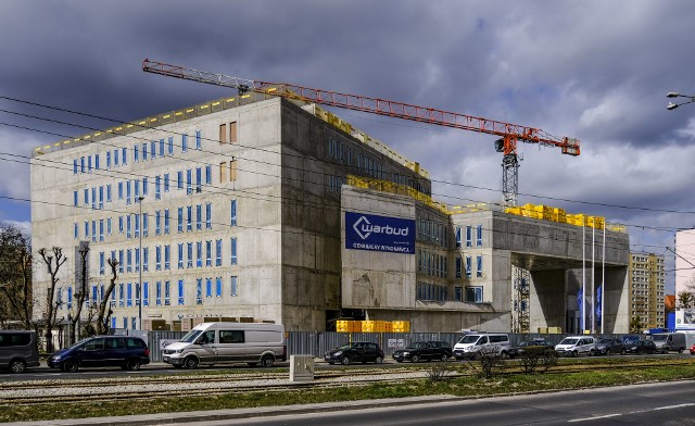 Koronawirus, jak dotąd, nie hamuje prac na wielkich toruńskich budowach. Kiedy rozpocznie się przebudowa mostu Piłsudskiego? Kiedy na plac Rapackiego wrócą tramwaje? Odpowiedzi na te i inne pytania, znajdą Państwo na kolejnych stronach.Więcej zdjęć na kolejnych stronach >>>>>Zobacz także:Szpital na Bielanach: podejrzenie koronawirusa. Pacjenci i personel w izolacjiCzy Toruń jest przygotowany na falę zachorowań na koronawirusa?