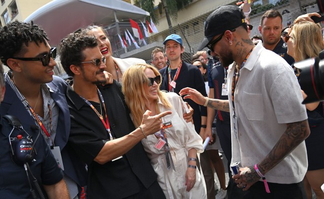 Neymar (z prawej) w towarzystwie brityjskich aktorów Archie Madekwe (z lewej), Orlando Blooma i australijskiej piosenkarki Kylie Minogue na  Grand Prix Formuły 1 na Circuit de Monaco w Monte Carlo