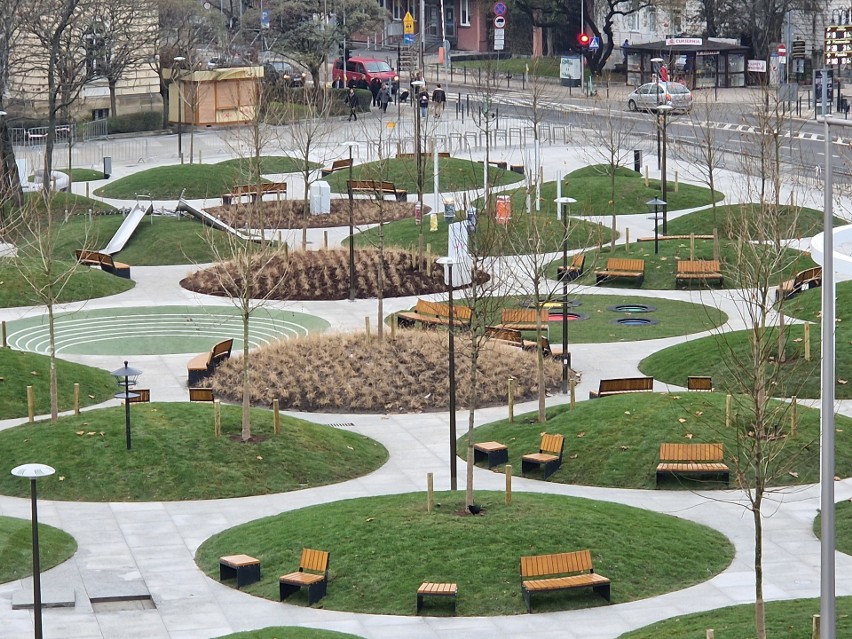 Zakończyła się przebudowa placu przed dworcem PKP w Opolu.