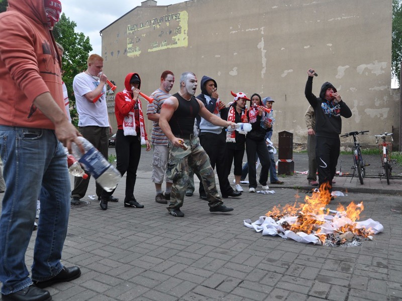 Starcia z kibolami pod murami szczecineckiego więzienia....