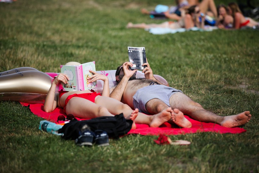 Krakowianie plażują w mieście. Letni sezon nad Bagrami w pełni [ZDJĘCIA]