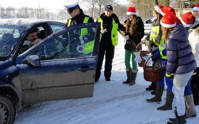 Uczniowie szkoły w Wielgusie, razem z policjantami z Kazimierzy Wielkiej prowadzili mikołajkowy patrol na drodze.