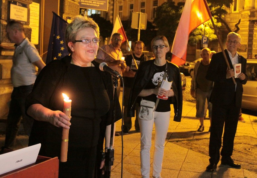 Manifestacja "Łańcuch Światła" w Radomiu. Kilkaset osób protestowało w obronie wolnych sądów