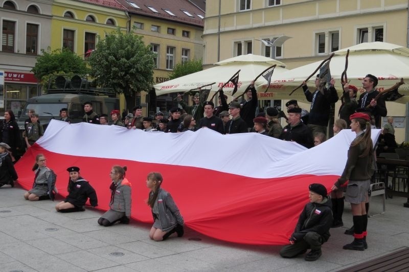 Dzień Flagi w Brodnicy - uroczystość na Dużym Rynku 