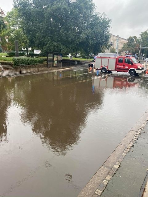 Zalane i zakorkowane ulice. Tramwaje i autobusy jeździły objazdami