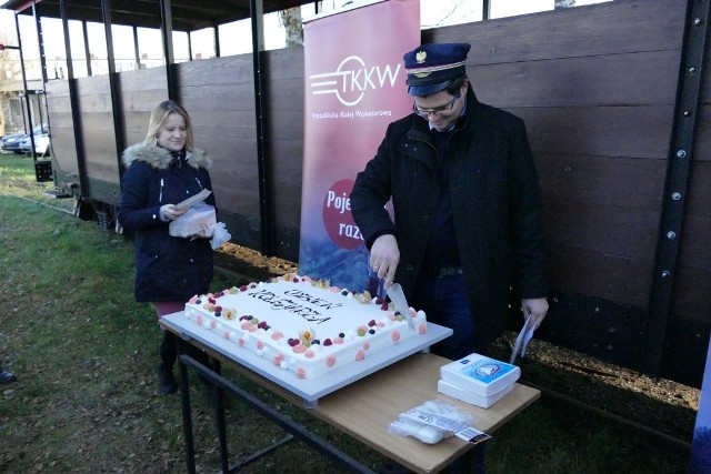 Koszalińska Kolej Wąskotorowa obchodziła w sobotę 121. urodziny. Z tej okazji Miłośnicy Wąskotorówki zaprosili mieszkańców na okolicznościowy tort oraz krótkie podsumowanie sezonu. 