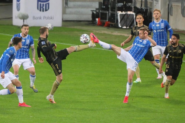 Legia Warszawa wygrała w Poznaniu pierwszy raz od 2018 roku i obecnie ma 8 punktów przewagi nad drugim Piastem Gliwice i aż 12 nad Lechem.