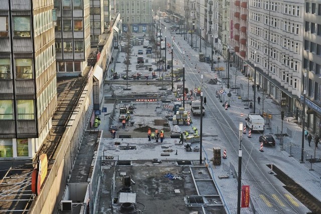 Remont ulicy Święty Marcin powoli zbliża się do końca. Planowany termin zakończenia robót budowlanych to styczeń 2019 roku. Zobaczcie, jak przebiegają prace w centrum Poznania.Przejdź do kolejnego zdjęcia --->
