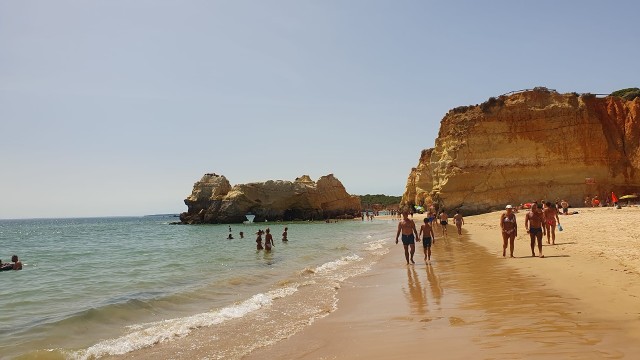 Plaża w miasteczku Burgau na wybrzeżu Algarve