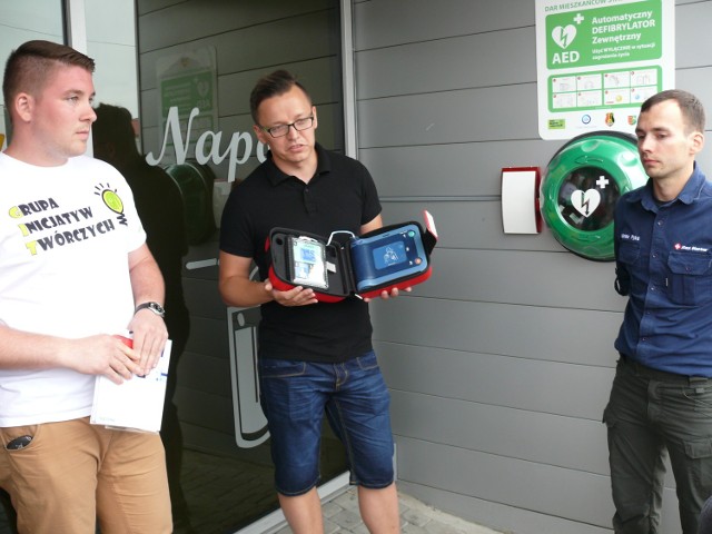 Pierwszy w Stalowej Woli publiczny defibrylator został zamontowany na ścianie hali targowej przy ulicy Okulickiego. Z lewej przedstawciele Stowarzyszenia Grupa Inicjatyw Twórczych.