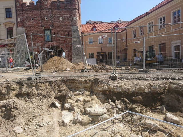 Relikty średniowiecznego barbakanu są widoczne na pierwszym planie, w środkowej części zdjącia. Tak miejsce odkrycia wyglądało w dniu 11 maja.