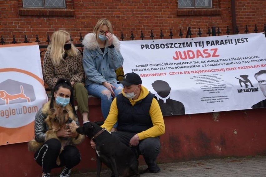 Ciąg dalszy afery z udziałem Waldemara B. Protest przed kościołem w Rekownicy [ZDJĘCIA]