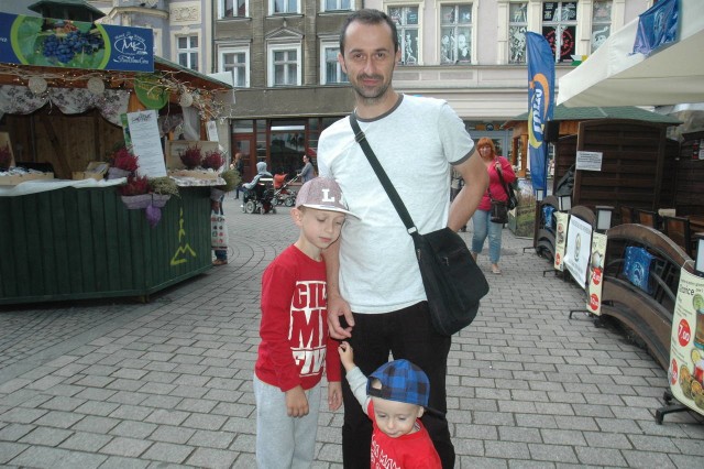 Marcin Leńczak z synem Maksymem (po prawej) i Dionizym (po lewej).