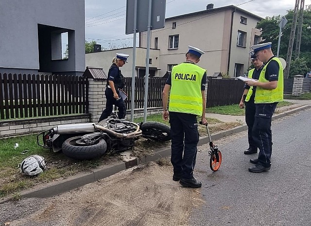 Groźny wypadek motocyklisty w Rybniku. Kierowca motocykla padł na drogę. Odwieziony został do szpitala nieprzytomny.