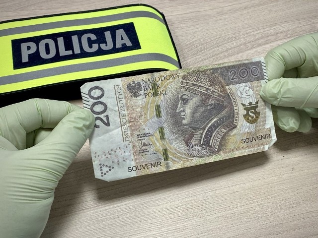 Policjanci z Piły zatrzymali dwóch mężczyzn, podejrzanych o oszustwa w marketach spożywczych. Za zakupy płacili nieprawdziwymi banknotami.