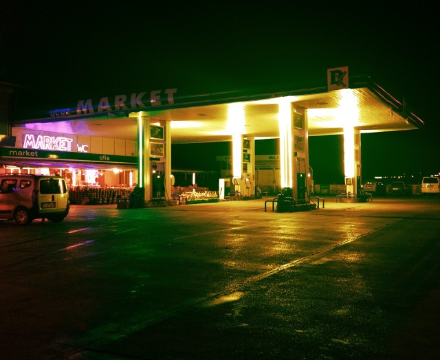 Polscy turyści w drodze domu koczowali na węgierskiej stacji benzynowej. Autobus zepsuł się na dobre