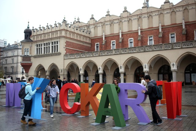 W środę na Rynku Głównym ustawiono napis "Kraków Miasto Literatury UNESCO" z kolorowych literek. Dziś zamiast niego zobaczyć można luźno porozrzucane po Rynku litery