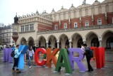 Kraków: zniszczyli kolorowy napis na Rynku Głównym [ZDJĘCIA]