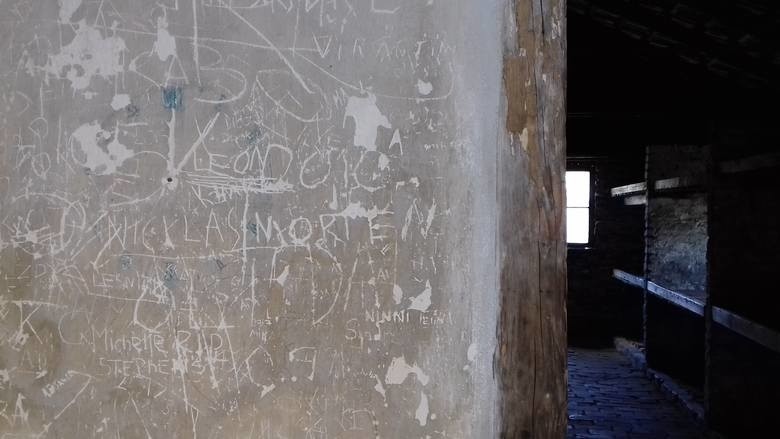 Oświęcim. Amerykanin skazany za uszkodzenie baraku na terenie Birkenau