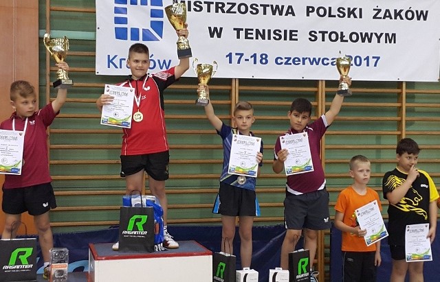 Michał Wandachowicz (pierwszy z prawej z pucharem) w Krakowie zdobył dwa medale w Mistrzostwach Polski Żaków