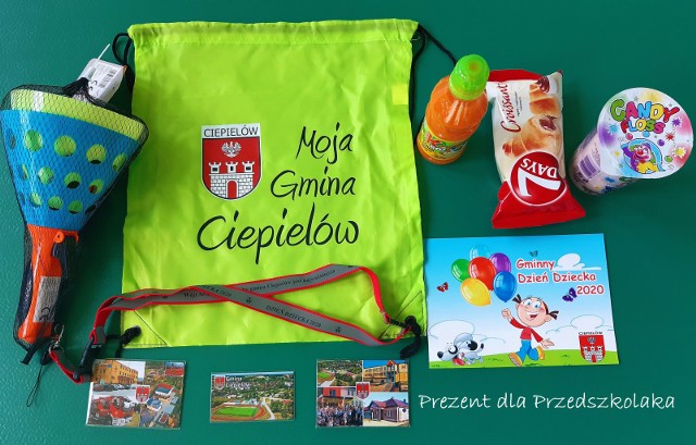 Pracownicy gminy przekazali prezenty 559 przedszkolakom i dzieciom wszystkich szkół podstawowych Ciepielowa.
