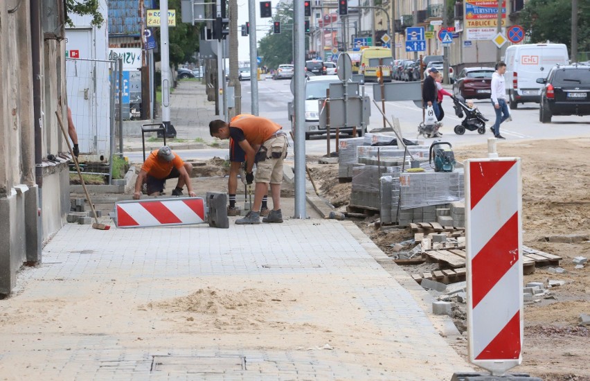  Wielki remont na ulicy 25 Czerwca w Radomiu. Wymieniana jest instalacja wodociągowa. Teraz układane są chodniki ZDJĘCIA