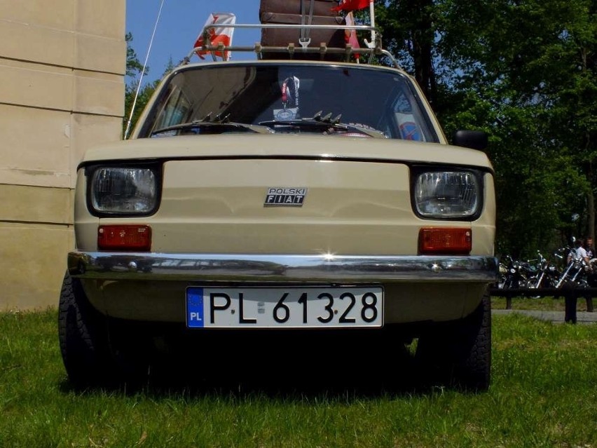 Polski Fiat 126p z przyczepą namiotową...