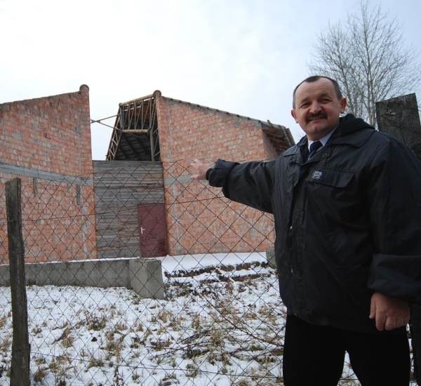 Żeby ten budynek mógł służyć ludziom, gmina powinna się z powiatem dogadać. - mówi społecznik Stanisław Konarski. To on w zeszłym roku zainteresował budynkiem gminę.