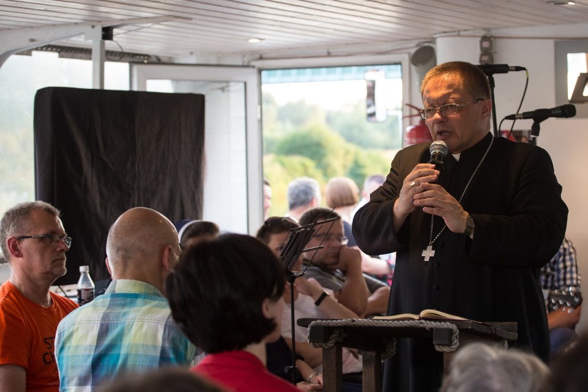 Biskup Ryś steruje łodzią nowej ewangelizacji