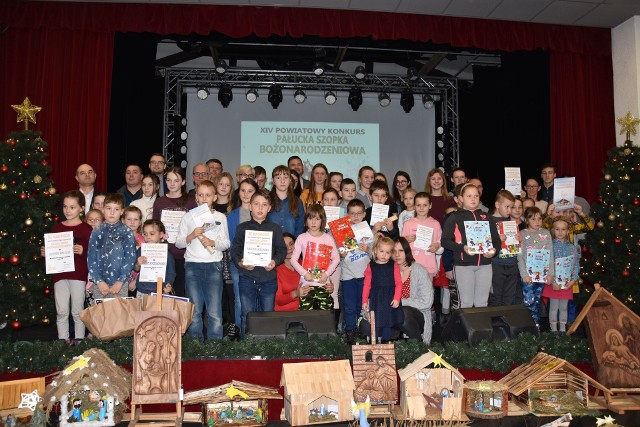 W Żnińskim Domu Kultury rozstrzygnięto XIV Powiatowy Konkurs "Pałucka Szopka Bożonarodzeniowa". Uczestnicy w tym roku pobili kolejny rekord, pod względem liczby przesłanych prac. Było ich aż 59 (w ub. roku - 40). W jury konkursu zasiedli: Grażyna Jarmużkiewicz, Elżbieta Piechowiak i Andrzej Łuczak. Zwycięzcy w kat. rodzin z dziećmi do lat 8: 1. Dominik, Alicja i Mieczysław Szlachcikowscy.1. Liliana Koczorowska; Eliza, Juliusz i Szczepan Pochylscy. 2. Marcel Cięgotura. 2. Nadia Suszek. 3. Justyna Walczak. 3. Miłosz Olejnik. 3. Julian, Ewelina i Piotr Pawełczak. Wyróżnienia:  Zofia Nowak Agnieszka Nowak,Maja Wiśniewska, Iga Jegliczka, Wiktoria Rynkowska, Jakub Rynkowski, Nadia Gawrońska, Nicola Skibińska, Julia Hamot, Karolina Madalińska, Antoni, Karolina Grądziel, Maja Andler, Anna Buzalska, Martyna Wyka Marlena Wyka, Nicola Rucińska, Mirosław Mikołajczak, Julia Kwiatkowska, Michał Kwiatkowski, Iga Koszucka Jędrzej Koszucki, Michał Koszucki,Zuzanna Małkowicz, Waldemar Małkowicz, Wojciech Umiński,Mariusz Gęca, Ewelina Gęca, Krzystof Gęca,Kategoria dzieci w wieku od 9 do 12 lat: 1. Nicola Balcerzak. 1. Michalina Hamot. 2. Oliwia Walczak. 2. Marta Figiel. 3. Hubert Ziętek. 3. Patrycja Sosnowska. Wyrónienia: Iza Boroch,  Maciej Jakubowski,  Nicola Błaszak,  Marcel Wojciechowski, Amelia Kawka,  Wojciech Szmańkowski,  Karina Gawrońska,  Amelia Barth,  Szymon Umiński,  Milena Wolska, Karolina Tucholska.Kategoria młodzież 13 - 16 lat: 1. Patrycja Gadzińska.  1. Alicja Piskulska. Wyróżnienia: Agata Witkowska, Daria Szefer, Oliwia Pawlak, Michał Szmańkowski, Krystian Nowicki, Hanna Muzykiewicz, Mikołaj Plewka.W kat. "pracownie rzeźby" nagrody otrzymali: Helena Kłoniecka, Marian Kubiak, Marcin Leśniewski, Jakub Ulandowski (wszyscy z Pałuckiej Pracowni Rzeźby) i Wiktor Wojciechowski (Pracownia Rzeźby MDK w Barcinie). W kat. młodzieży od lat 17 i dorosłych: zwyciężyła Patrycja Szlachcikowska. W kat. grupowej wyróżnienia otrzymali: Julia Ostrowska, Martyna Nowak oraz Gracjan, Jagoda Pawlak.  Kilka fragmentów podsumowania konkursu Pałucka Szopka Bożonarodzeniowa: