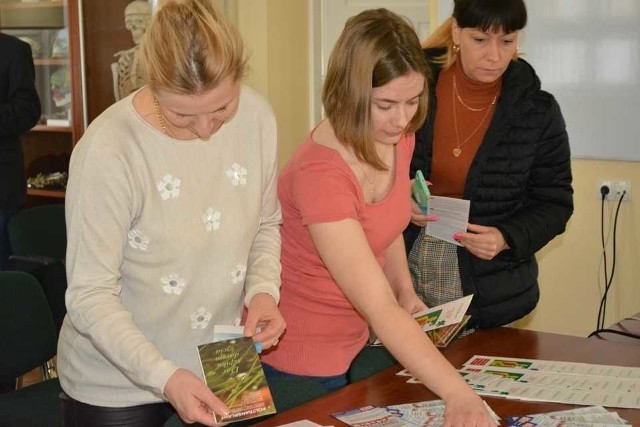 Z okazji Ogólnopolskiego Dnia Transplantacji, w Medyczno-Społecznym Centrum Kształcenia Zawodowego i Ustawicznego w Inowrocławiu  odbyło się kolejne spotkanie cyklu „Porozmawiajmy o…”, tym razem pod hasłem „Przeszczep darem życia”. Wiedza społeczeństwa o tym jaką wartość dla setek śmiertelnie chorych ma przeszczepienie narządów jest nadal niewystarczająca. Dlatego podczas prelekcji w "Medyku", Elżbieta Orzechowska wyjaśniła trudne zagadnienia związane z przeszczepianiem tkanek i narządów. Organizatorzy mają świadomość potrzeby edukowania w temacie transplantacji, która pomoże przekonać społeczeństwo o skuteczności tej metody leczenia. - Wierzymy, że była to wartościowa lekcja, która pomoże w podjęciu decyzji dotyczącej sprzeciwu lub zgody na oddanie własnych narządów po śmierci, w celu ratowania życia innych - mówi Urszula Majewska, dyrektor MSCKZiU.