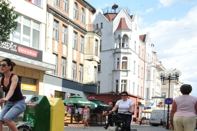 Kamienica na rogu Krakowskiej i Damrota w której ma powstać galeria. Teraz jest tam sklep z odzieżą, wcześniej był bar.