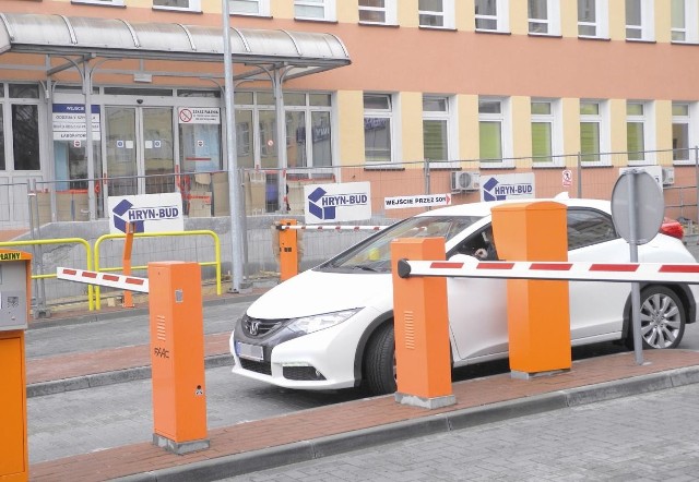 Parking przy szpitalu jest płatny, dlatego kierowcy zostawiają auta przy ul. Węgrzynowicza.   