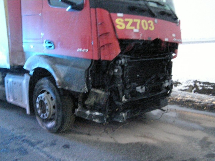 Śmiertelny wypadek w Starym Polu. Zderzenie ciężarówki z samochodem osobowym 