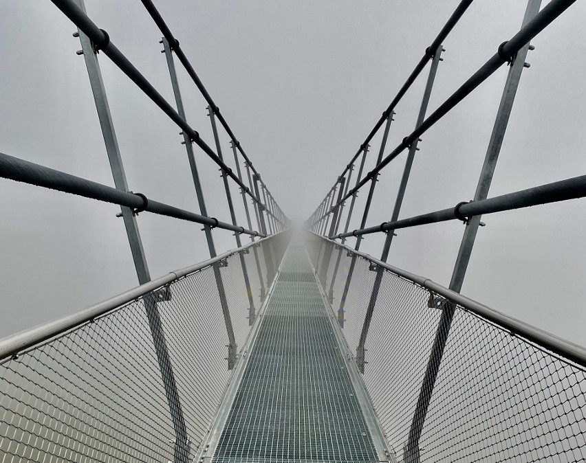 Zimą w górach często pojawiają się mgły, a most wydaje się...