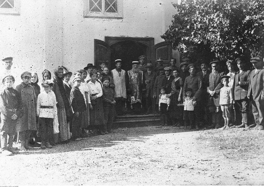Legioniści wraz z Żydami i ich rabinami przed drzwiami...