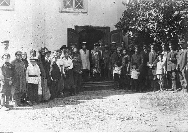 Legioniści wraz z Żydami i ich rabinami przed drzwiami synagogi. Fotografia wykonana prawdopodobnie na Kresach w okresie I wojny światowej. Narodowe Archiwum Cyfrowe