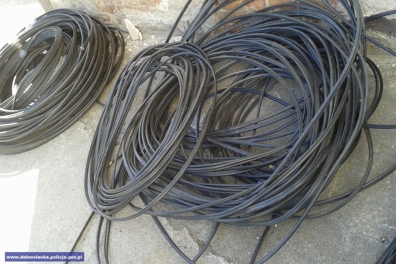 Ukradł 700 metrów kabla telekomunikacyjnego i rower, żeby ten kabel przewieźć 