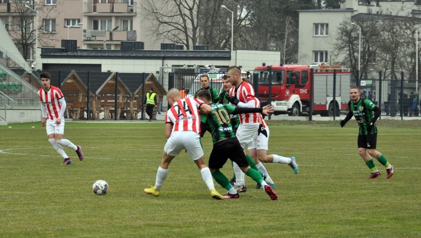 Gracze Stali Stalowa Wola (na zielono) zaczęli piłkarską...