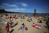 Tłumy nad Pogorią w Dąbrowie Górniczej. W upalny wtorek plaża nad zbiornikiem pękała w szwach