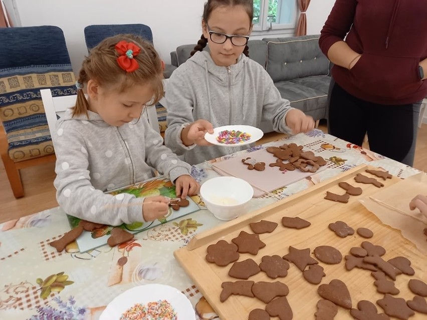 Klub Seniora w Sypniewie zorganizował dla dzieci pieczenie pierników. Zdjęcia 