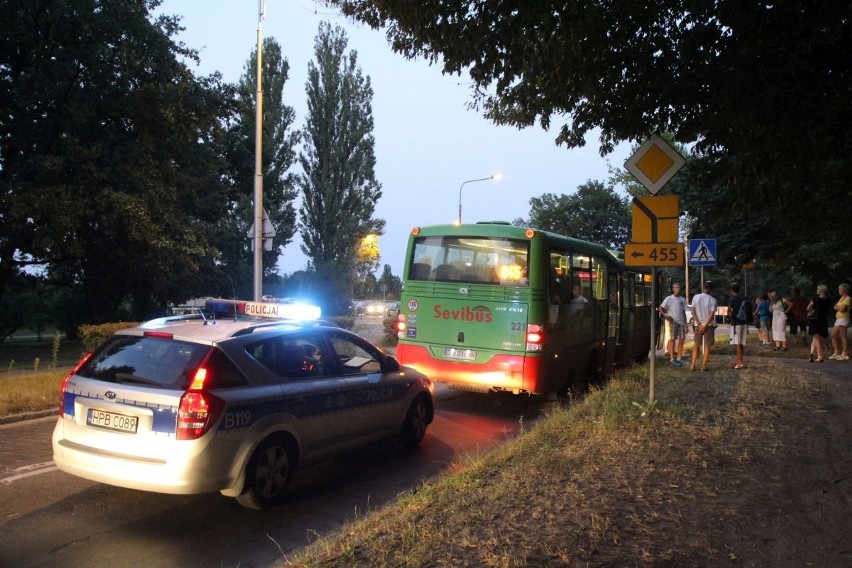 Autobus gwałtownie zahamował przed dzieckiem na rowerze. Pasażerka w szpitalu (ZDJĘCIA)