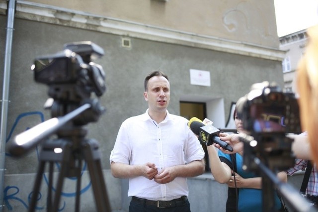 Janusz Kowalski przerwał urlop i zorganizował konferencje prasową.