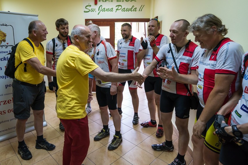 Przemierzają Polskę na rowerach i pomagają hospicjom [ZDJĘCIA]