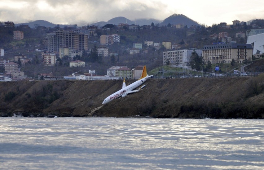 Samolot Pegasus Airlines, który zawisł nad klifem w...